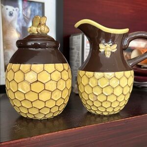 Honeycomb Bee cream and sugar set, Yellow, brown Preloved. Great condition.